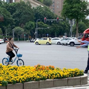 汕头交警持续严查非机动车和行人交通违法……