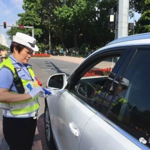 汕头一女子驾驶车辆占用右转专用道,被交警处罚!