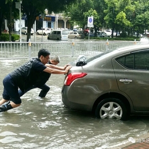 “红霞”暴雨到来之际,身着“汕头应急”马甲的应急人在行动