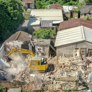 今天,濠江拆除这片3000多平方米违章搭建物!将打造休闲绿色空间!