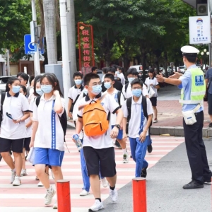 护航中考!汕头交警与你同行!