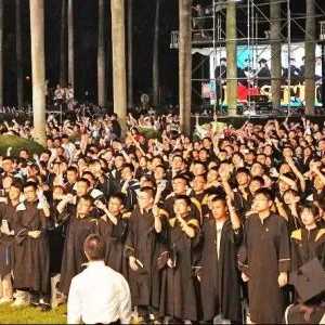 无人机灯光秀点亮夜空,汕头大学首次举行户外毕业典礼