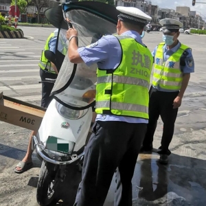 【摩电专项整治】潮阳交警从严查处私装遮阳伞交通违法行为