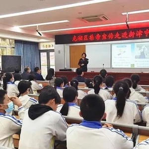 开学第一课 | 龙湖公安禁毒宣传走进新津中学