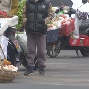 曝光台 | 农贸市场附近  占道摆卖乱象多