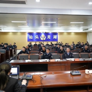 龙湖公安组织开展执法专题培训会