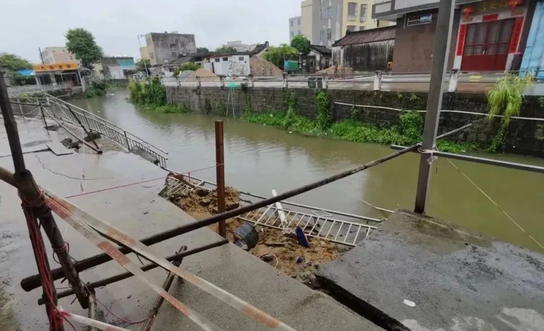 沿溪路道“走沙”  出现坍塌需整修