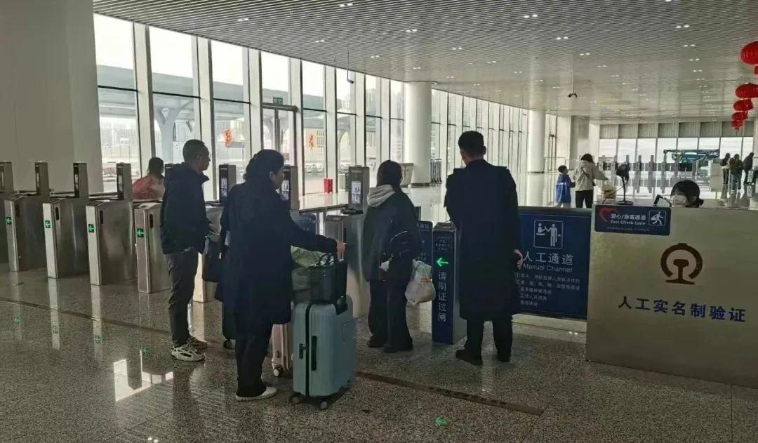 旅客遇堵误行程  汕头站暖心助返乡