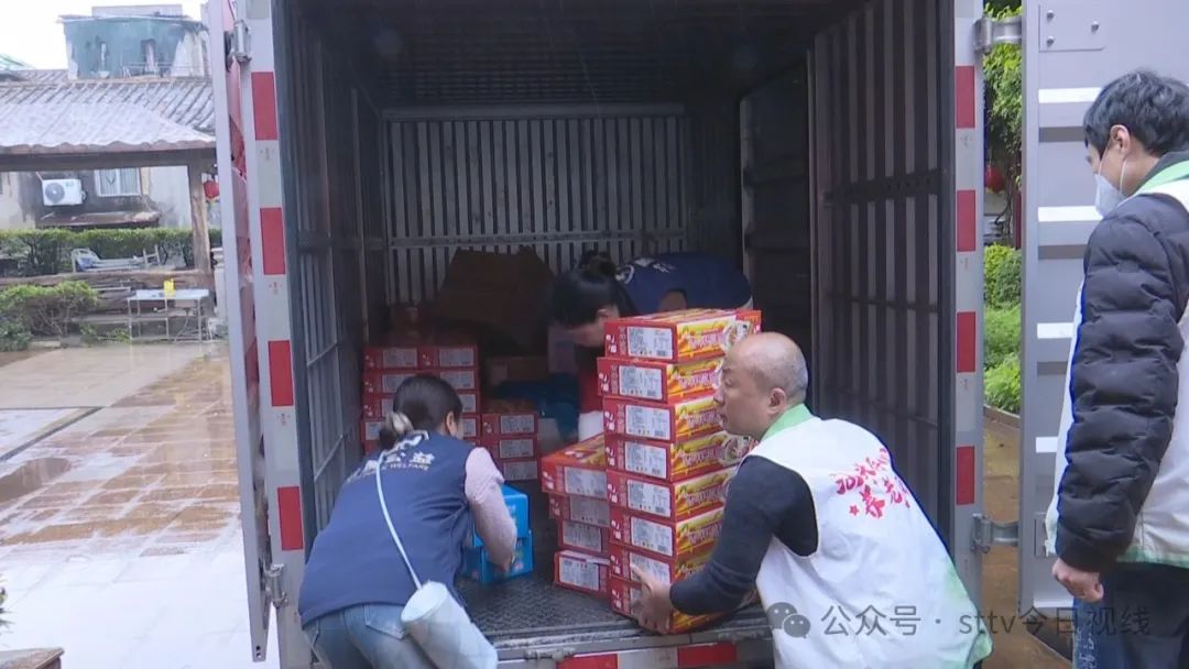 送上应季物资  关爱养老院老人