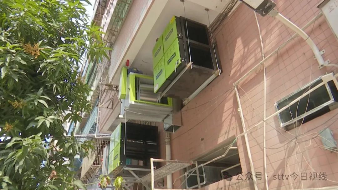 油烟设备“悬吊”阳台下  二楼业主质疑存隐患