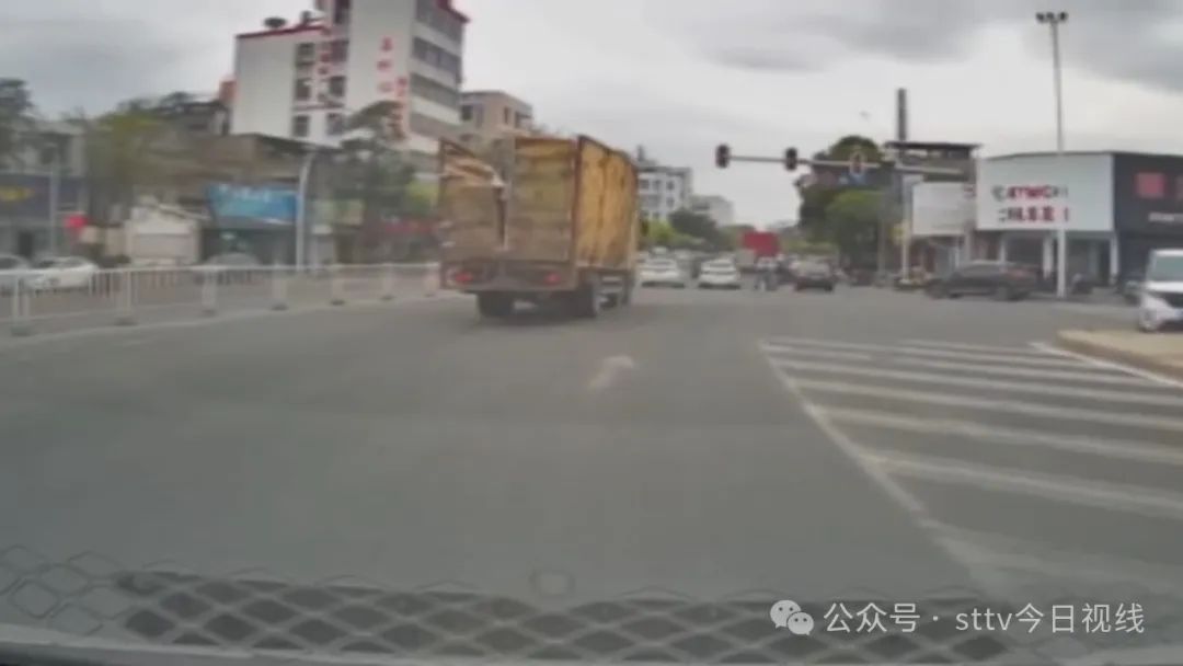疑无牌旧车拉货  缺乏防护存危险