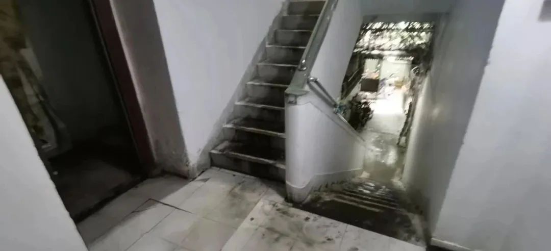 新闻追踪 | 溢水房屋门已开  管道清通须加紧