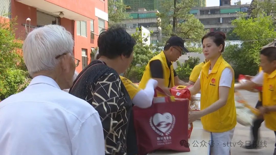 助残扶弱送物资  志愿服务传温情