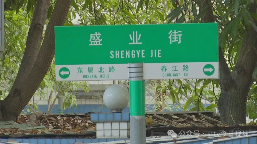 可移动红绿灯撤离  群众过路口“心惊惊”