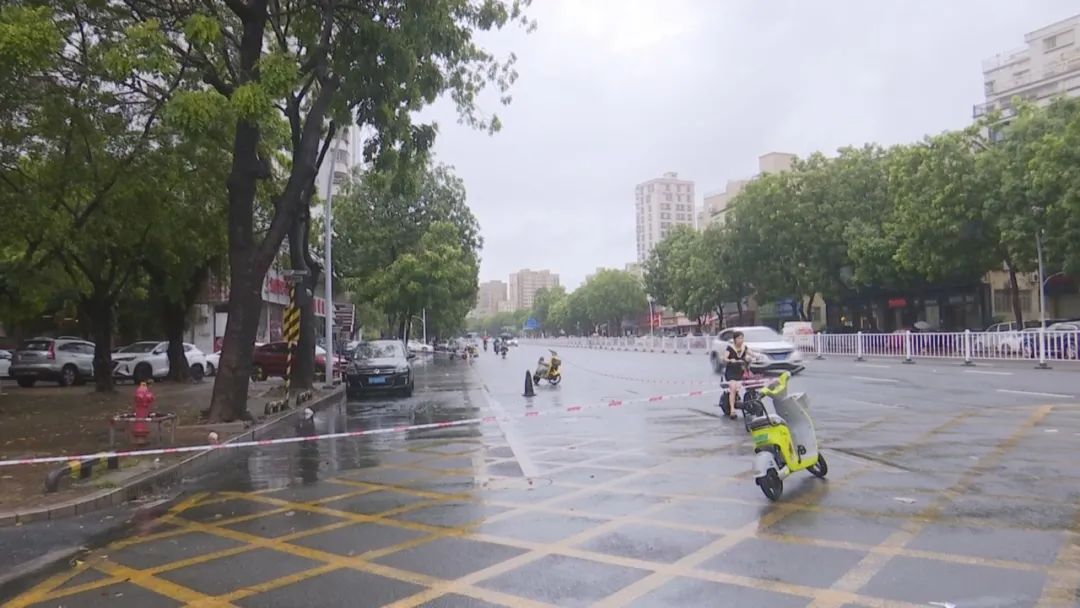 疑污泥涌上路  多名骑手摔倒