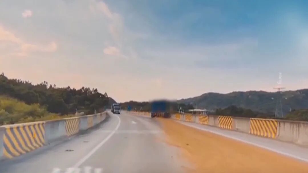 漏洒鱼食污染路面  涉事者被依法处罚