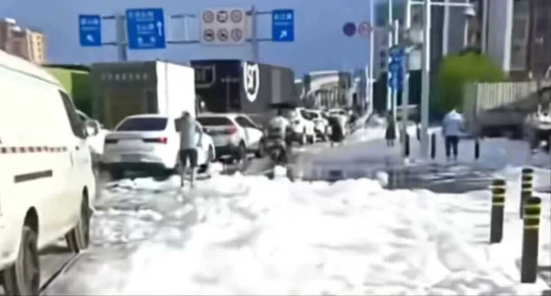 马路上出现泡沫  蔓延一地似“下雪”