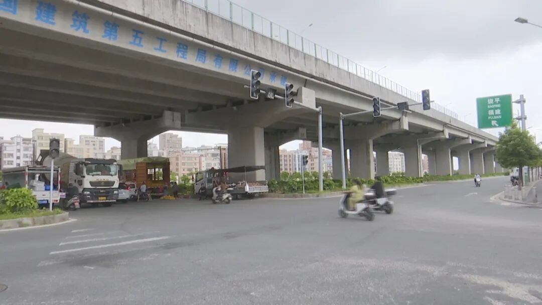 信号灯疑故障  路口通行混乱