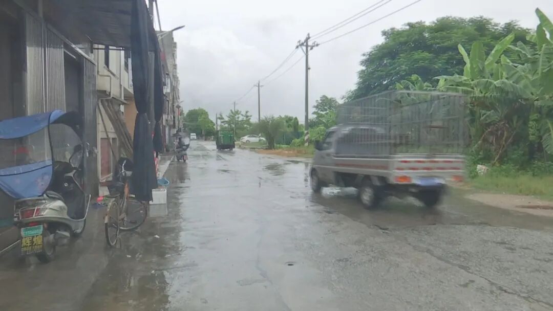 道路残破通行难  群众期盼早修缮