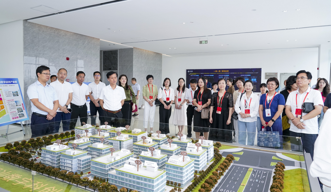 龙湖区人大常委会组织部分市人大代表对龙湖区数字经济推动现代化产业发展情况进行专题视察