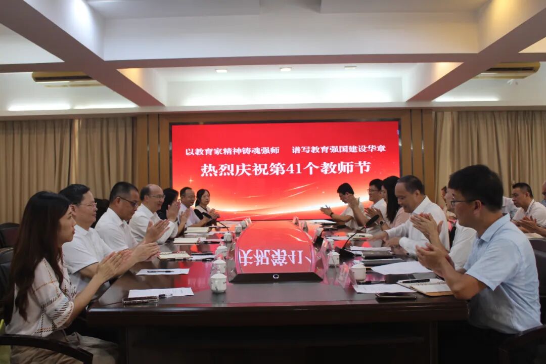 汕头市政协副主席黄立飞等领导到澄海职教中心开展教师节慰问