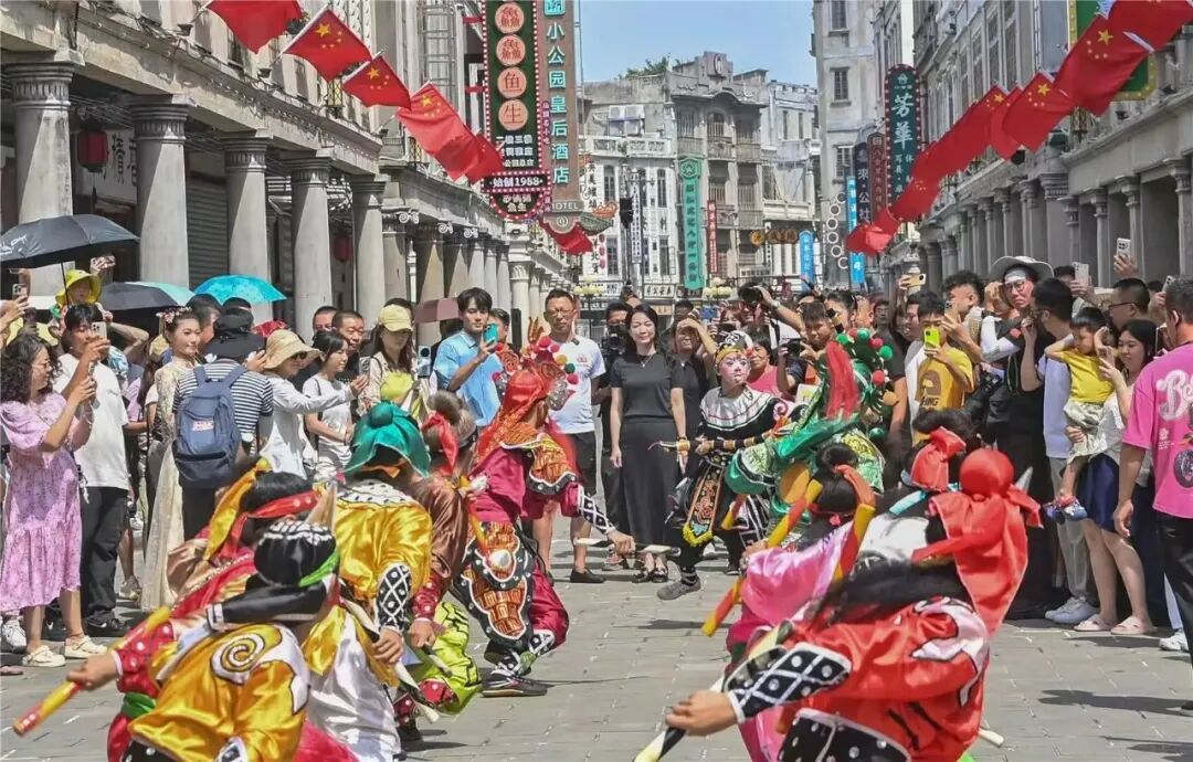知名企业家张朝阳游览汕头小公园