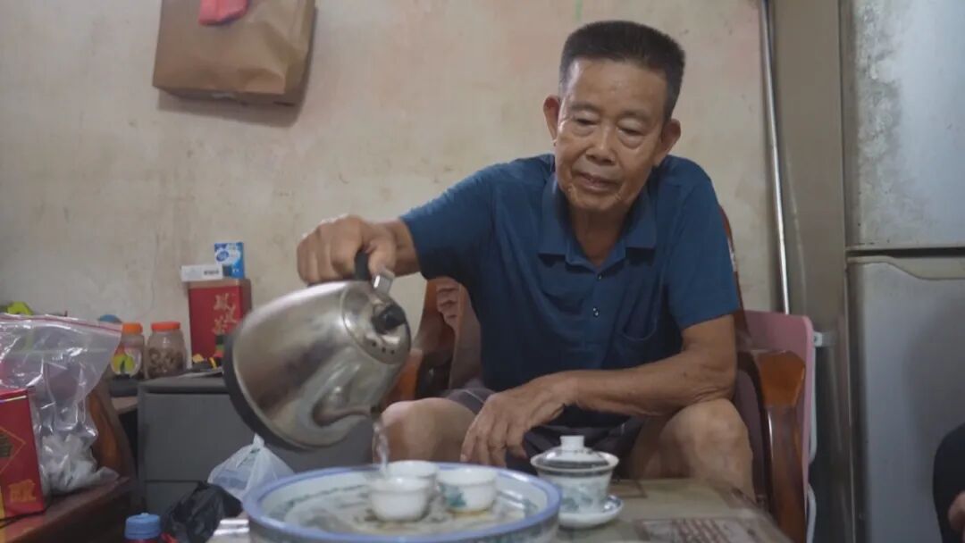一句“无法喝茶”成“名人”   尽显诙谐豁达生活态度