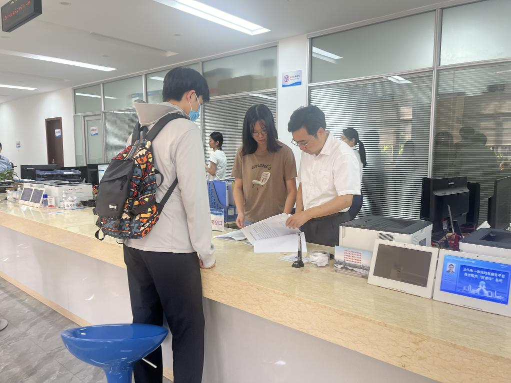 龙湖区持续优化营商环境!局长坐窗口,服务“零距离”
