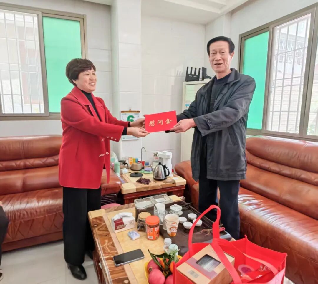 南澳县总工会开展春节走访慰问劳模和困难职工活动