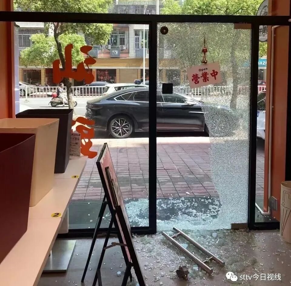 四人早晨结伙  砸门入店行窃