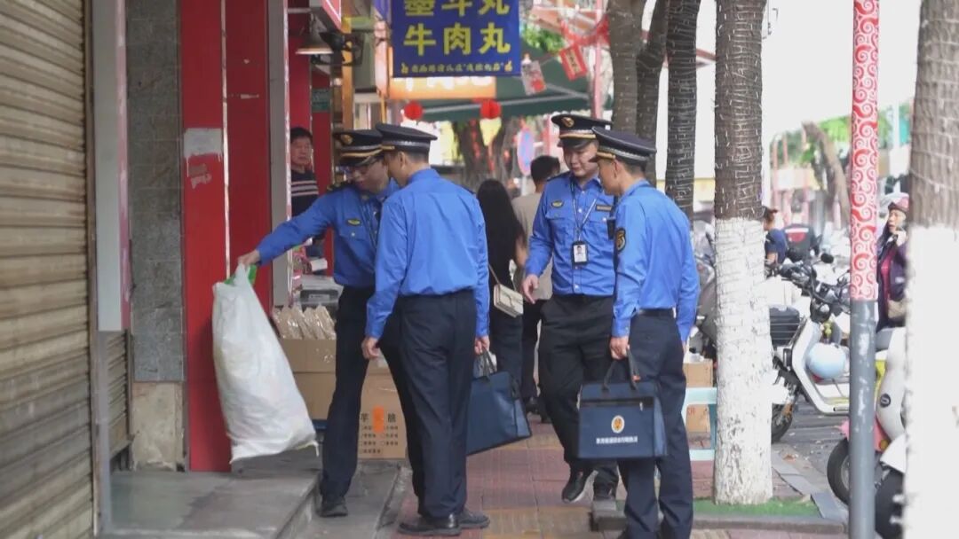 门前乱堆垃圾杂物  当事商户被查处