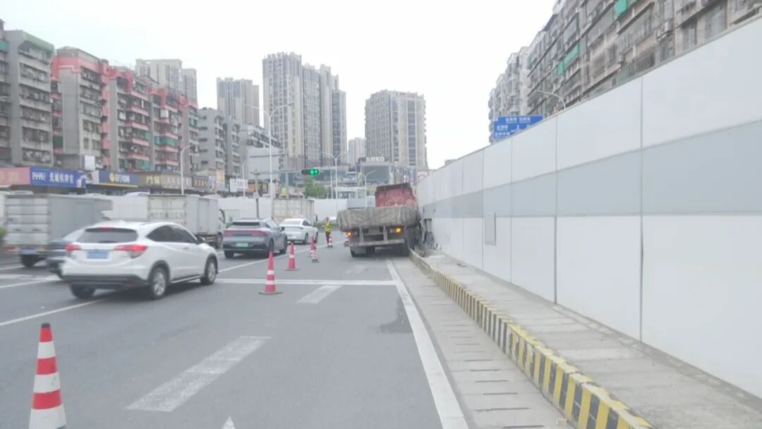 货车疑爆胎碰撞隧道墙体  道路一度大面积堵塞