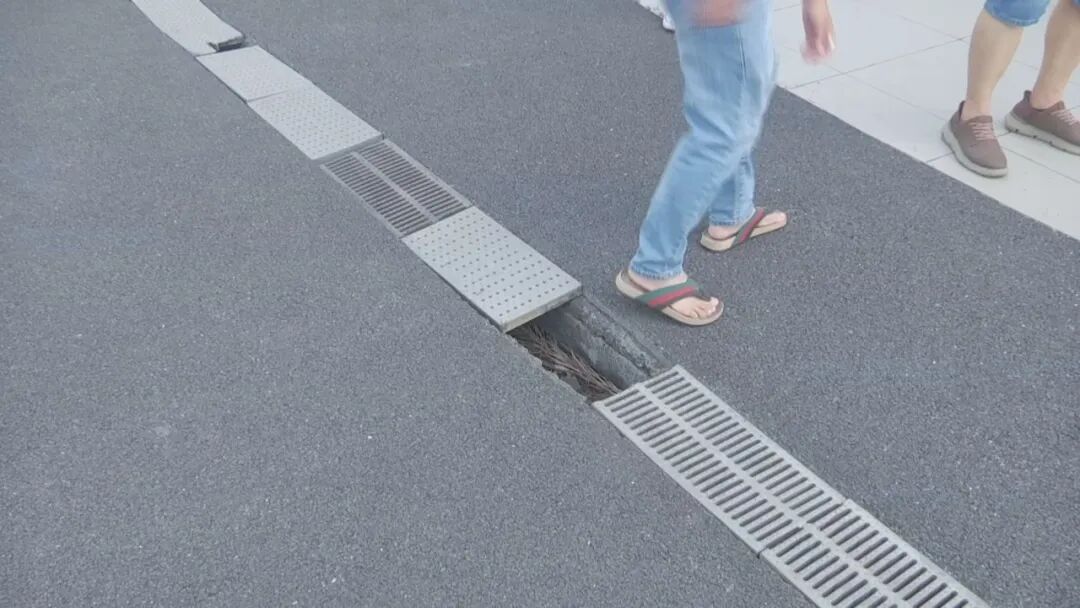 公园排水沟盖板  出现破损险“坑人”