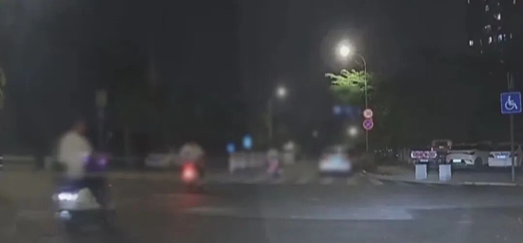 曝光台 | 未戴头盔并排开  夜骑“电动”翘车头