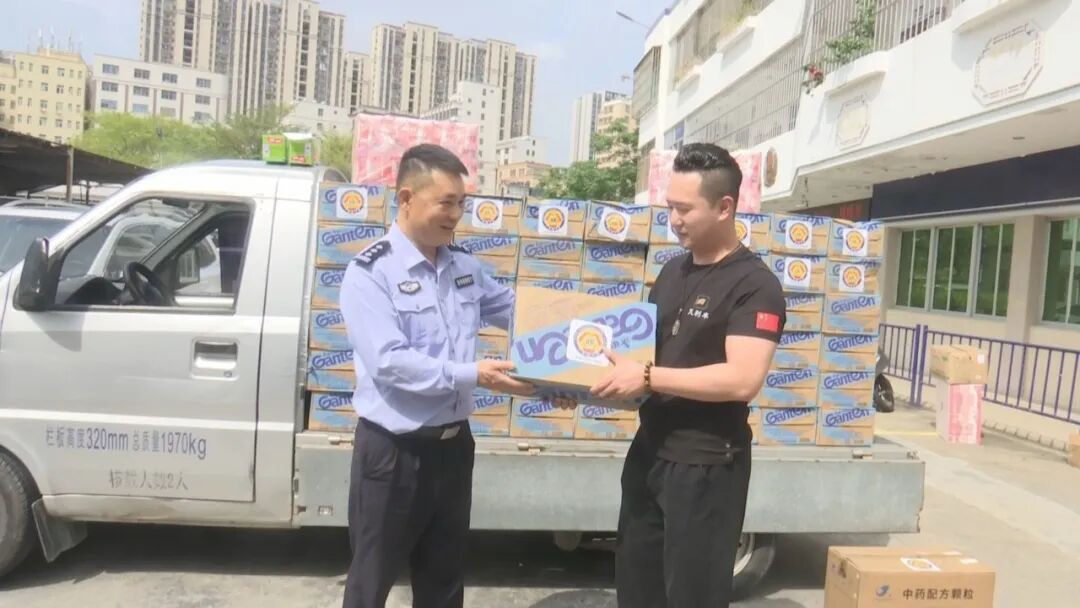 慰问执勤民辅警  致敬户外劳动者
