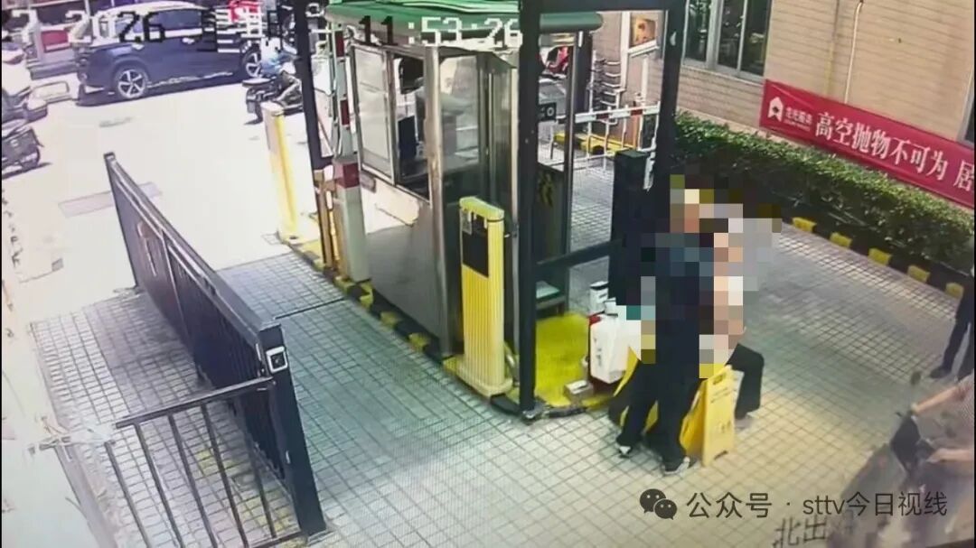 七旬老人抽搐险倒地 保安员紧急上前搀扶