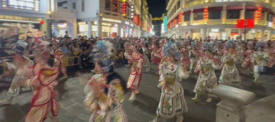 民俗巡演燃爆“五一”  八方游客共赏非遗