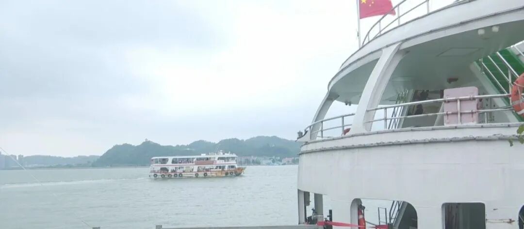 游客候船突发病  多人协力来救助