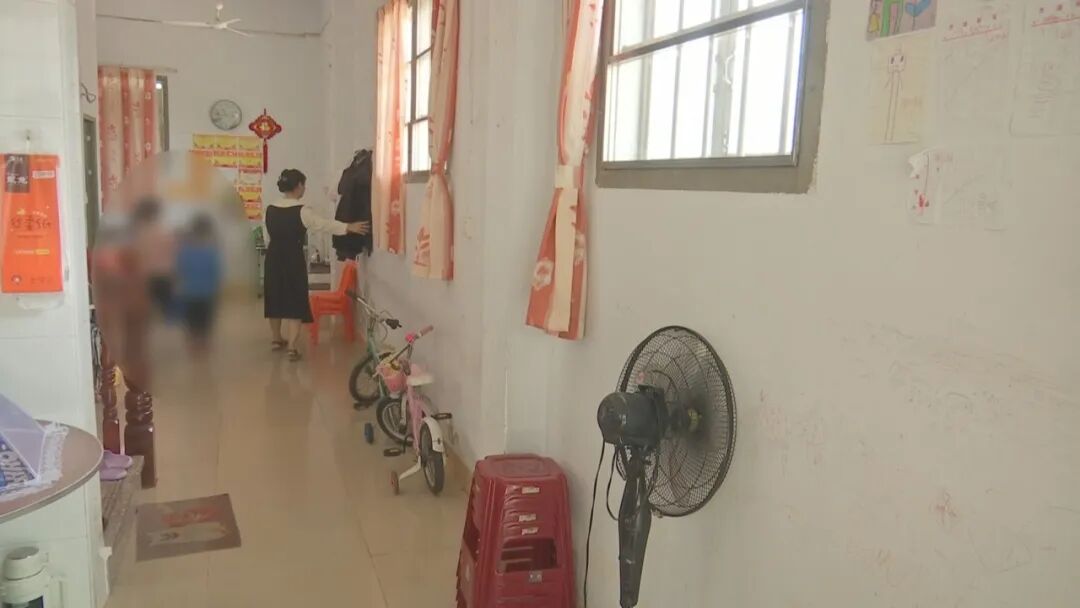 丈夫骑车摔倒昏迷  失明妻子哽咽求助