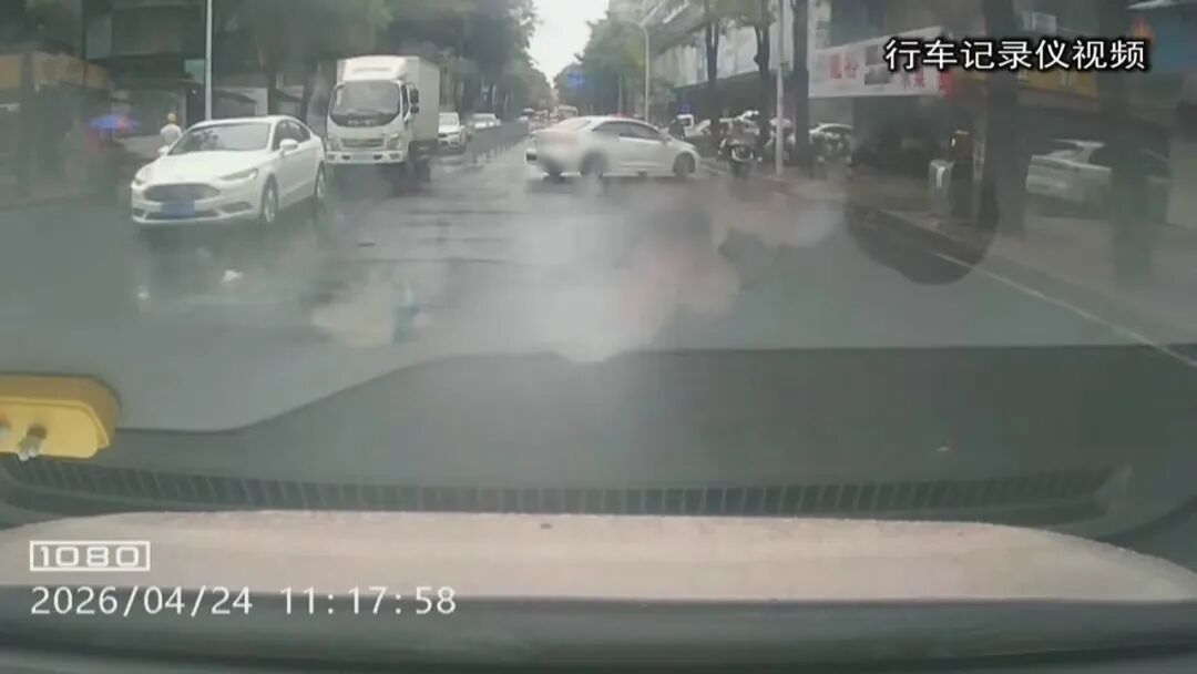 掉头后跨两车道  突并道吓坏了人