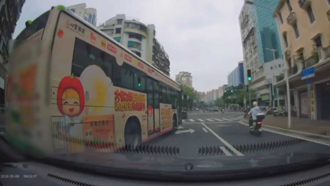 曝光台 | 公交车跨实线变道  司机受教育和处罚