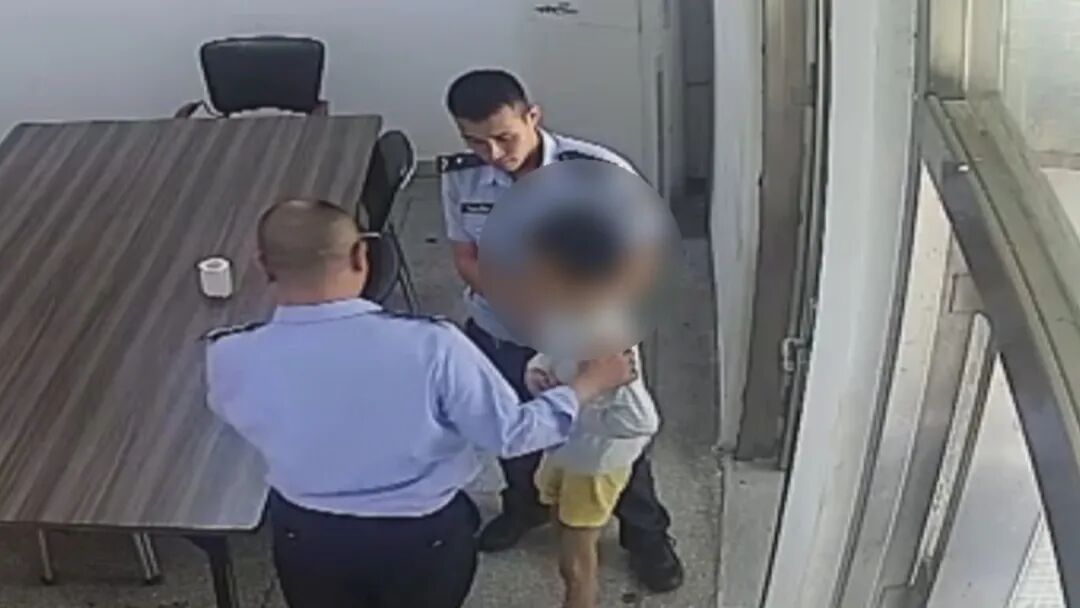 男孩街头迷了途  警民接力助归家