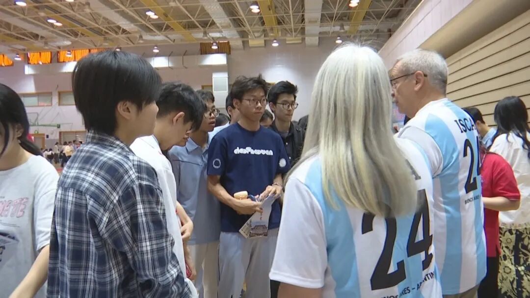 中外文化聚侨中  开放校园展风采