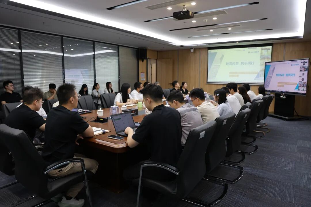 市地震局走进企业和医y  开展防震减灾科普宣传活动