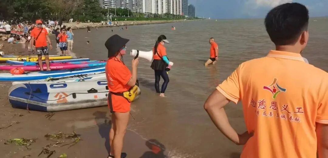 端午义工巡海湾 劝导市民莫野泳