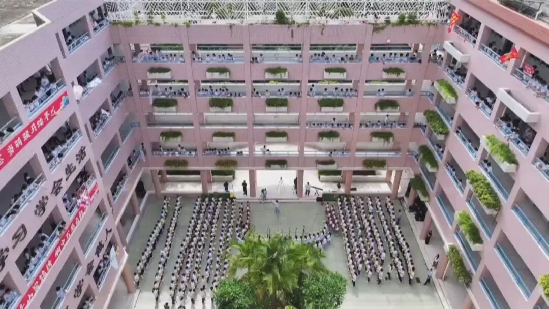 歌起盛夏  梦向远方!学校举办快闪活动为中考加油