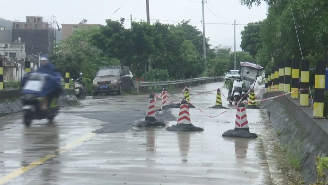 桥面疑受热拱起  群众盼及早修复