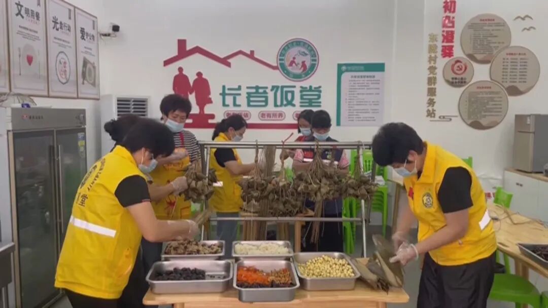 义工温馨包粽子  端午前夕送温暖