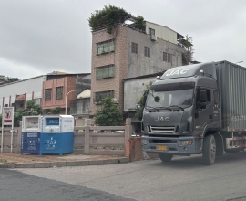 三个门宏驰纸箱厂，该工厂长期霸占公共停车位与堵塞道路通行