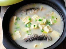 茶油鲫鱼豆腐汤：奶白鲜香的滋补之选